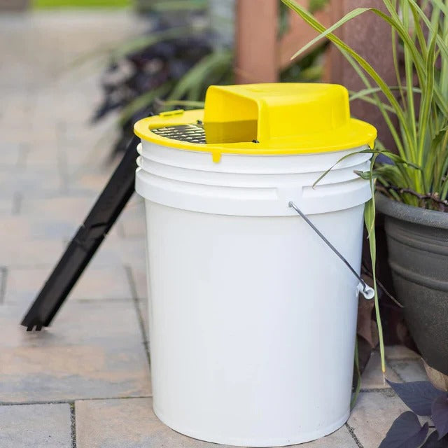 Bucket Trap Cover with Automatic Flip Reset and Dual Ladder Guides for 5-Gallon Buckets